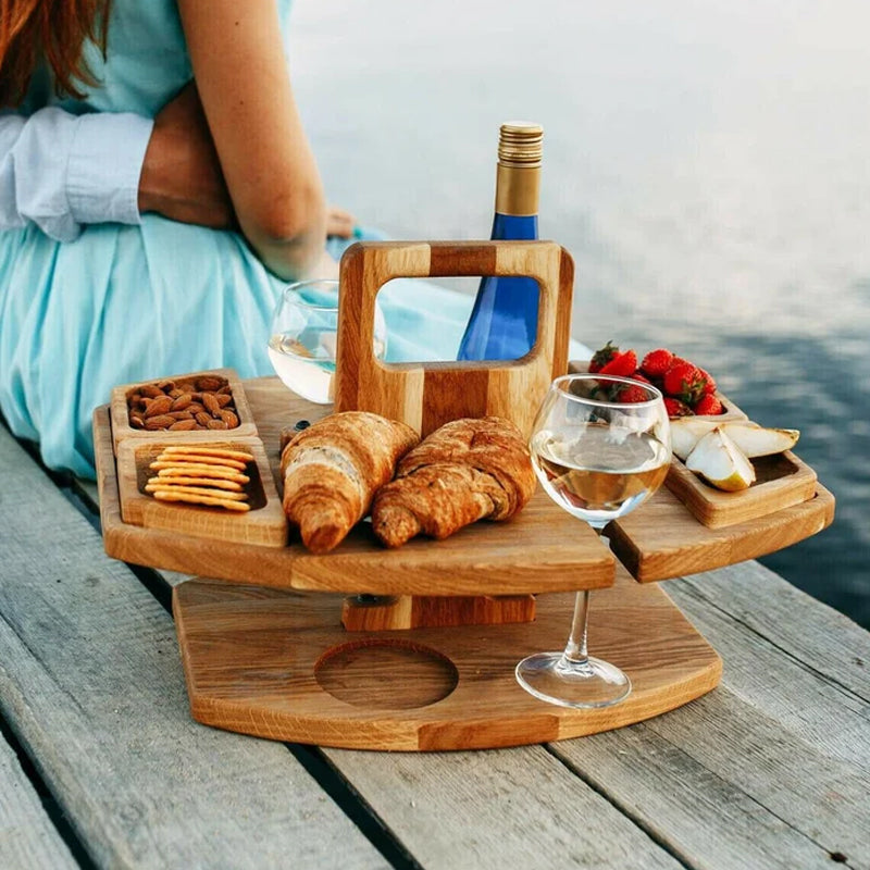 WineNest – Sammenleggbart Vinbord i tre med Glassholdere for Piknik og Hage