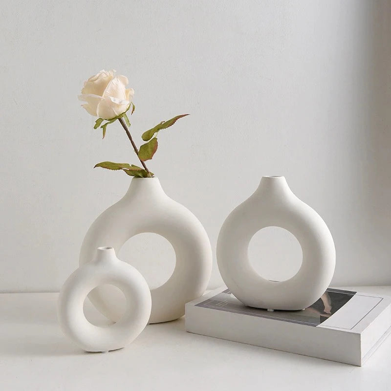 FormaLoop – Keramisk Donut-Vase med Skulpturell Stil og Tidløs Eleganse