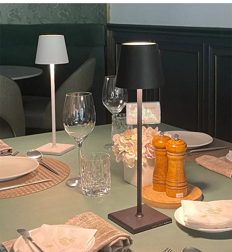 ScandiGlow – Trådløs Bordlampe med dimbar LED og USB-lading for inne og utebruk