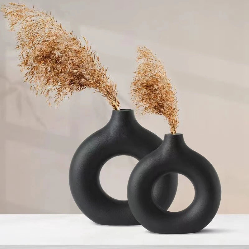 FormaLoop – Keramisk Donut-Vase med Skulpturell Stil og Tidløs Eleganse