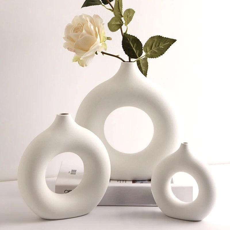FormaLoop – Keramisk Donut-Vase med Skulpturell Stil og Tidløs Eleganse