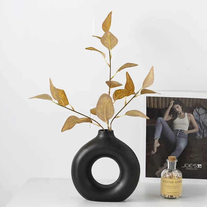 FormaLoop – Keramisk Donut-Vase med Skulpturell Stil og Tidløs Eleganse