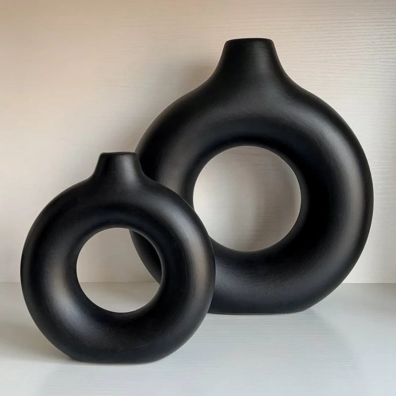 FormaLoop – Keramisk Donut-Vase med Skulpturell Stil og Tidløs Eleganse