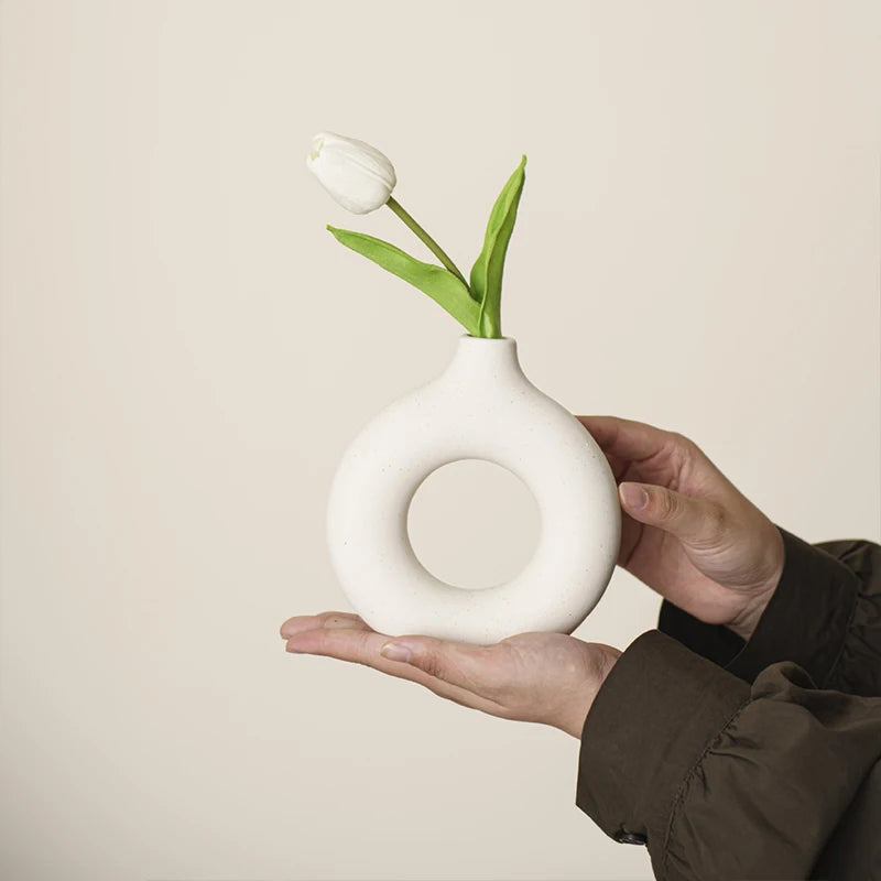 FormaLoop – Keramisk Donut-Vase med Skulpturell Stil og Tidløs Eleganse