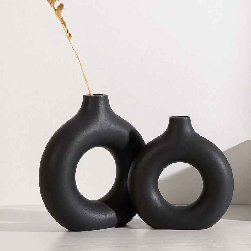 FormaLoop – Keramisk Donut-Vase med Skulpturell Stil og Tidløs Eleganse