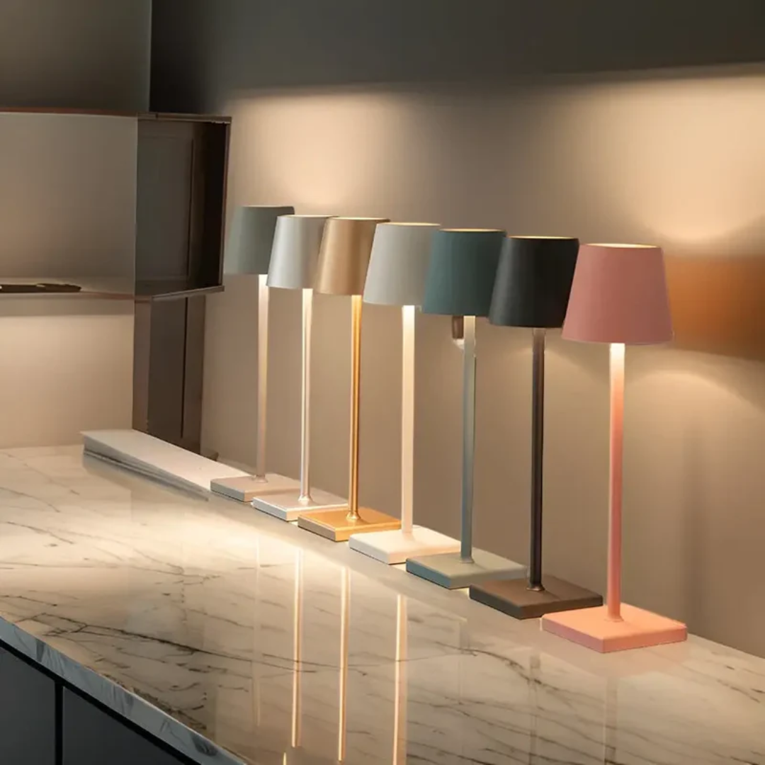 NordicAura – Trådløs Bordlampe i Aluminium, Dimbar LED for inne og ute