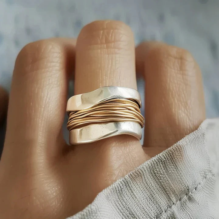 Solaira – Elegant sølvring med gulldetaljer for tidløs stil