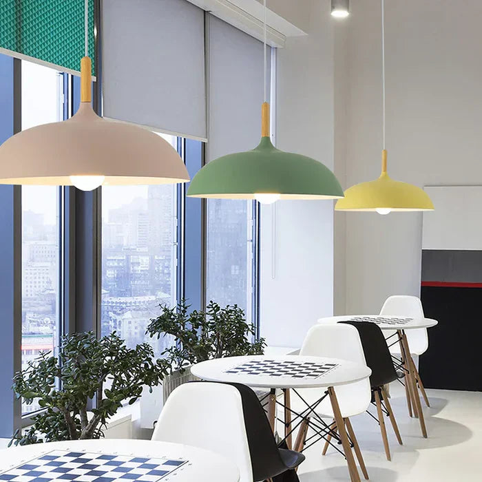 ScandiLuxe taklampe i eik – Skandinavisk design med varm belysning