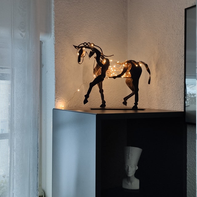 Adonisma Hesteskulptur i metall – Elegant dekor for alle rom