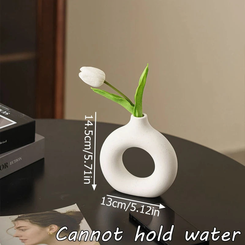 FormaLoop – Keramisk Donut-Vase med Skulpturell Stil og Tidløs Eleganse