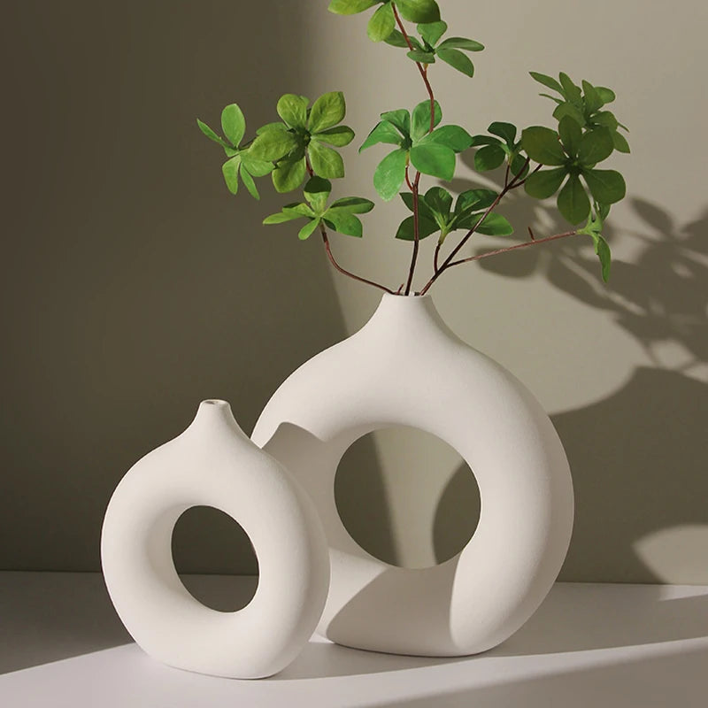 FormaLoop – Keramisk Donut-Vase med Skulpturell Stil og Tidløs Eleganse