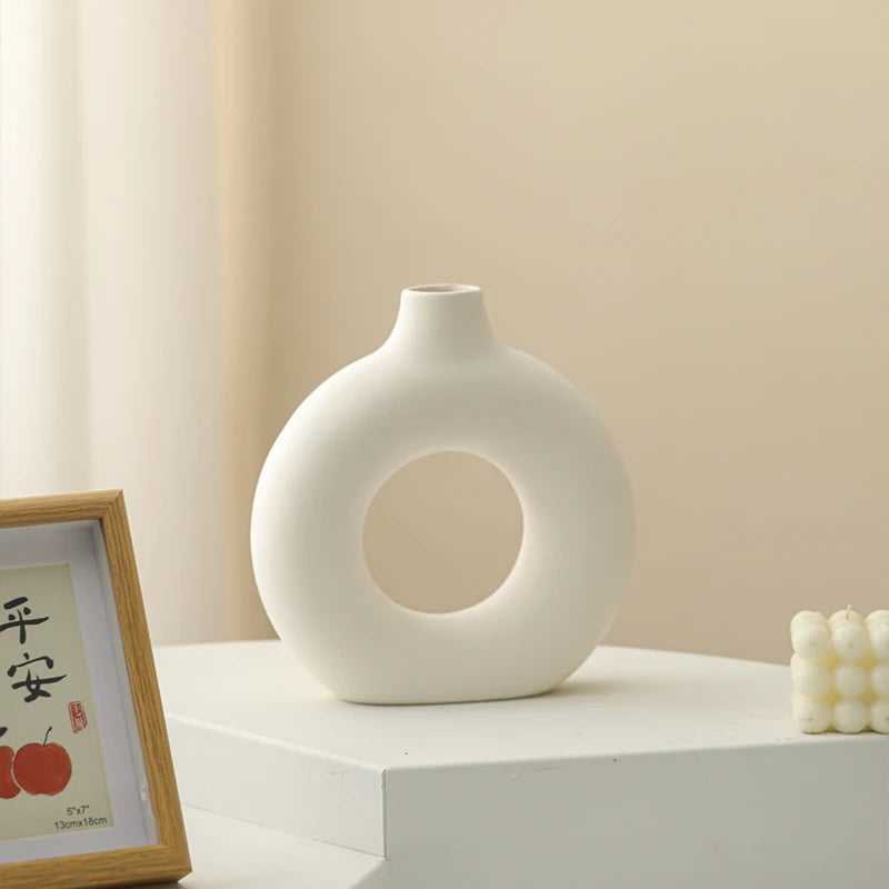 FormaLoop – Keramisk Donut-Vase med Skulpturell Stil og Tidløs Eleganse