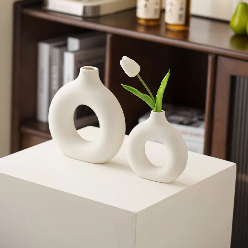 FormaLoop – Keramisk Donut-Vase med Skulpturell Stil og Tidløs Eleganse