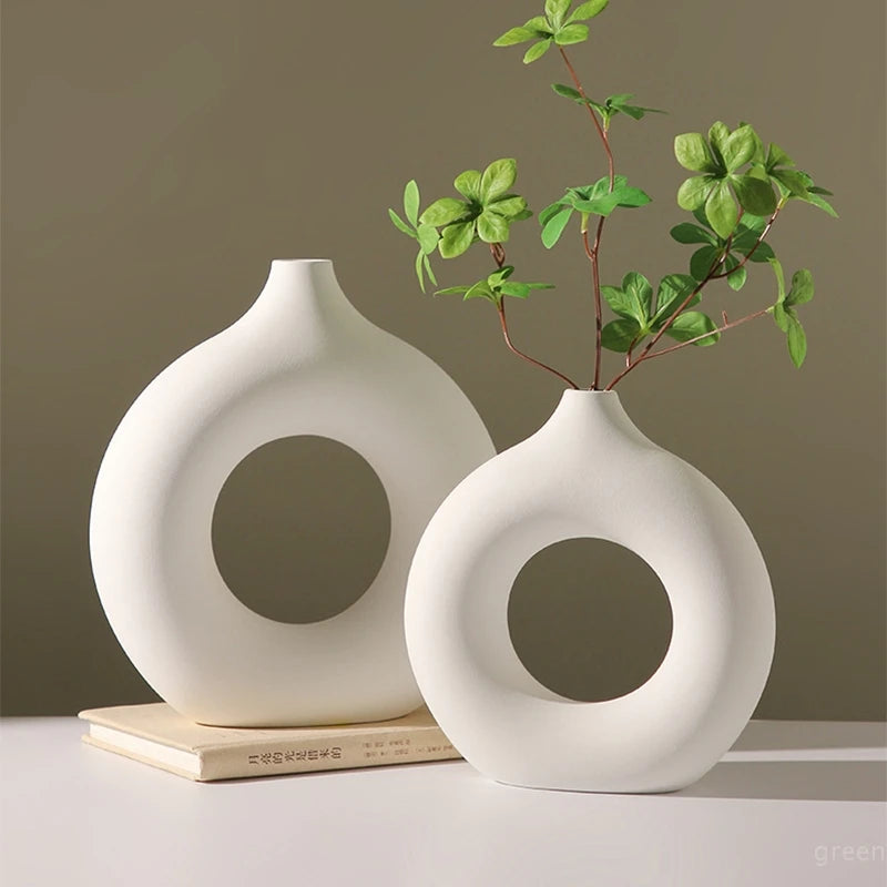 FormaLoop – Keramisk Donut-Vase med Skulpturell Stil og Tidløs Eleganse