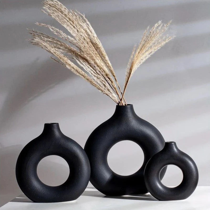 FormaLoop – Keramisk Donut-Vase med Skulpturell Stil og Tidløs Eleganse