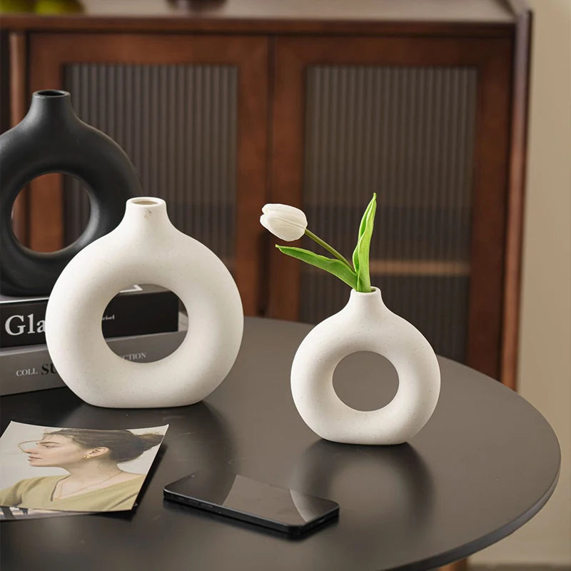 FormaLoop – Keramisk Donut-Vase med Skulpturell Stil og Tidløs Eleganse