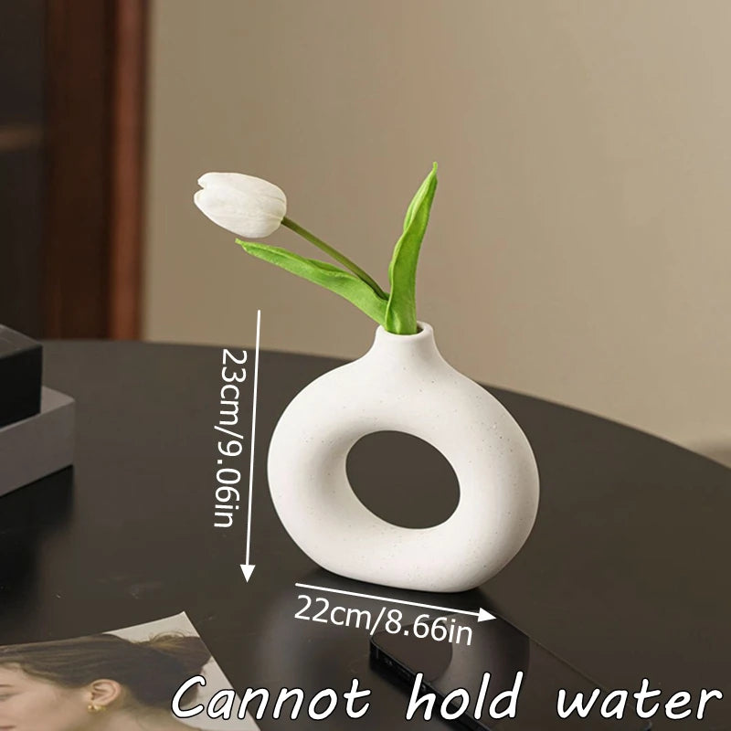 FormaLoop – Keramisk Donut-Vase med Skulpturell Stil og Tidløs Eleganse