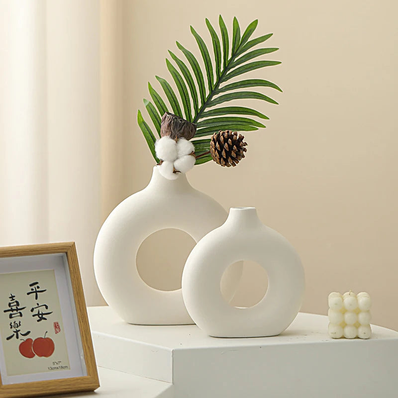 FormaLoop – Keramisk Donut-Vase med Skulpturell Stil og Tidløs Eleganse