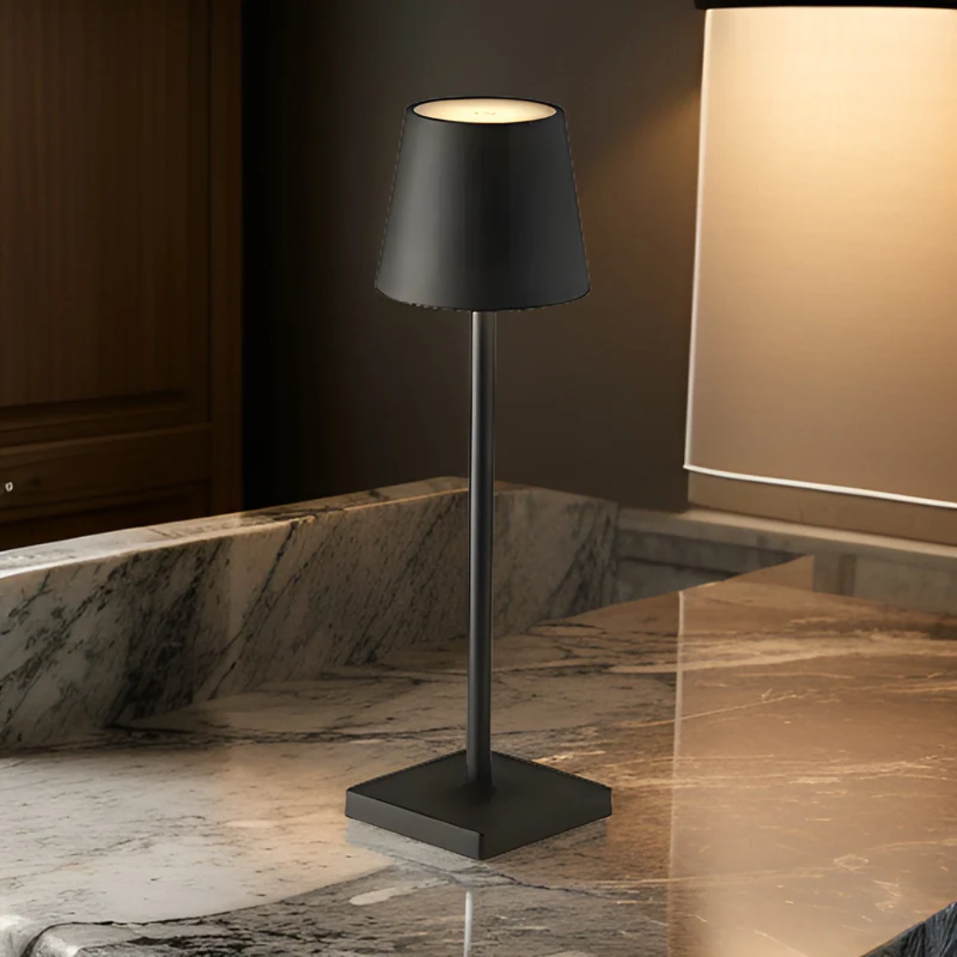NordicAura – Trådløs Bordlampe i Aluminium, Dimbar LED for inne og ute