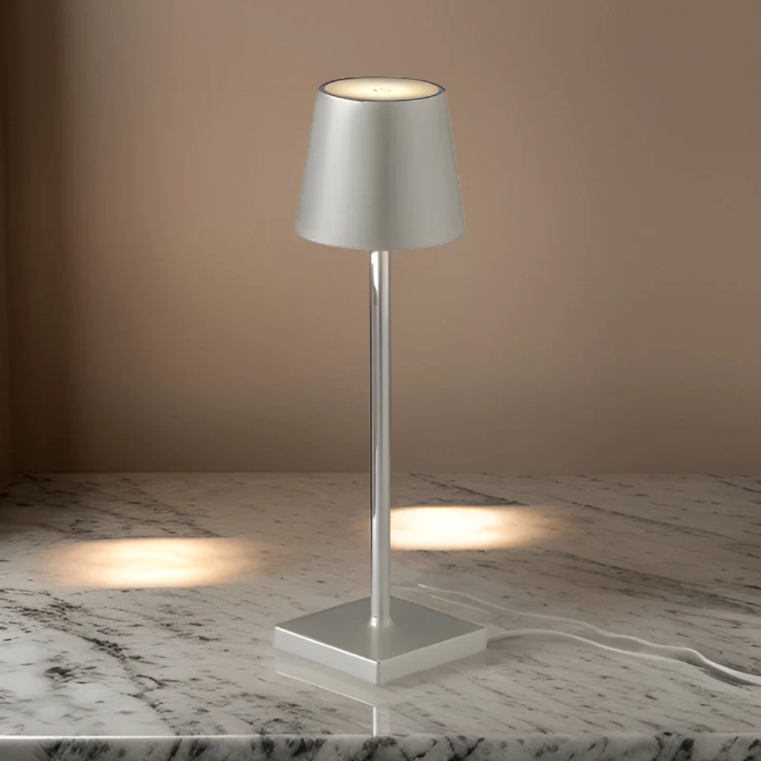 NordicAura – Trådløs Bordlampe i Aluminium, Dimbar LED for inne og ute