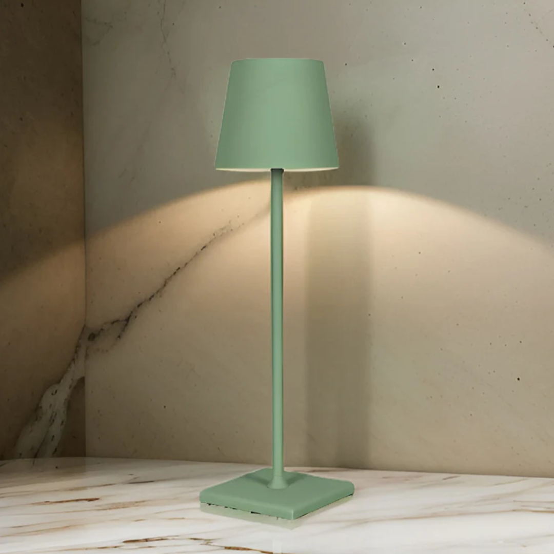NordicAura – Trådløs Bordlampe i Aluminium, Dimbar LED for inne og ute