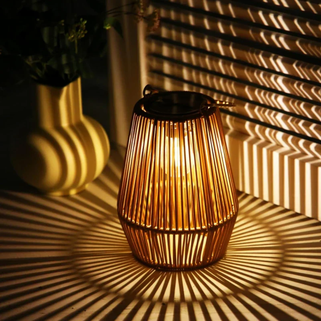 SunWeave – Solcellelykt i Rotting med LED og Vanntett Design for Utendørsbruk